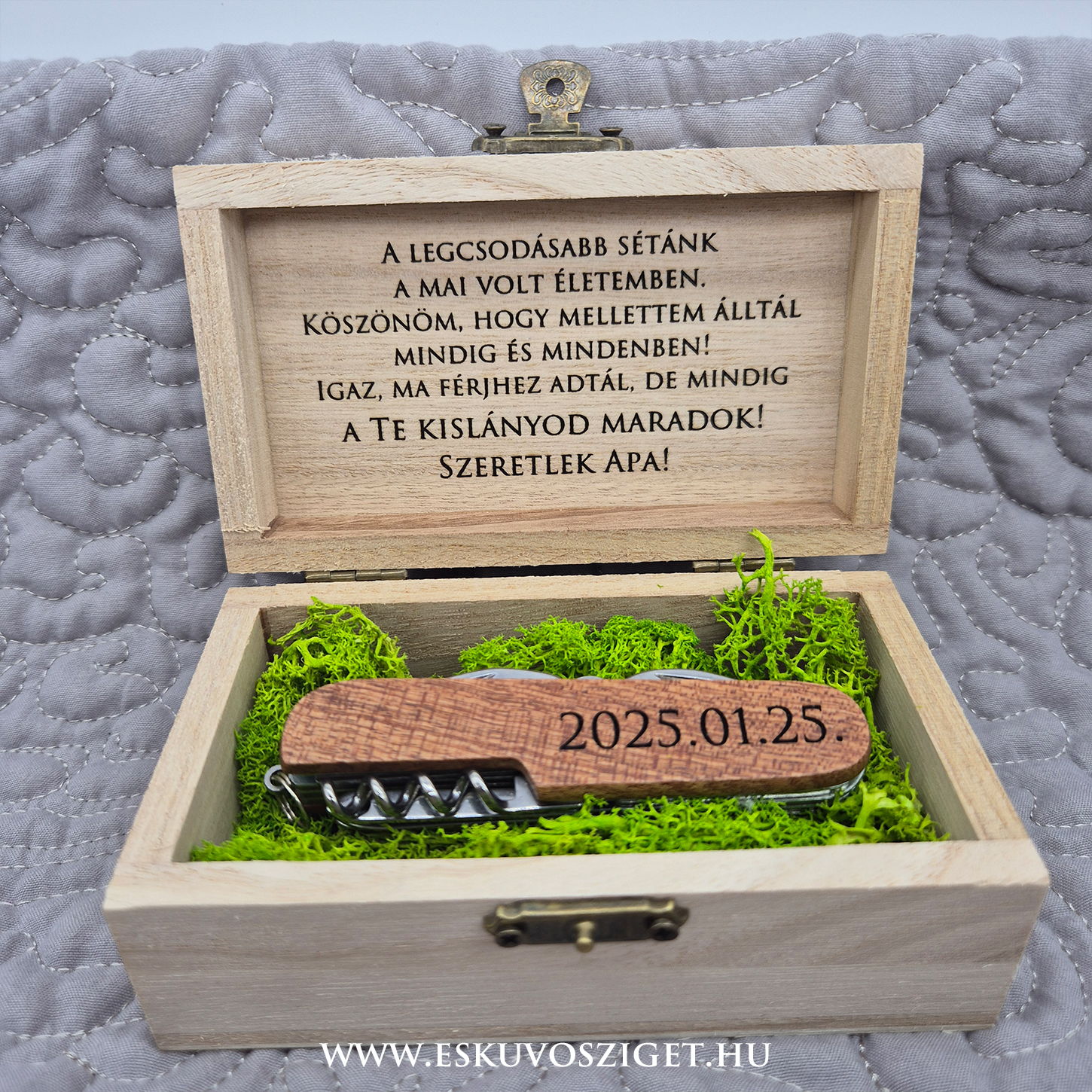 oromapa-bicska-zsebkes-gravirozott-fa-ajandek-eskuvo-koszontoajandek-svajcibicska