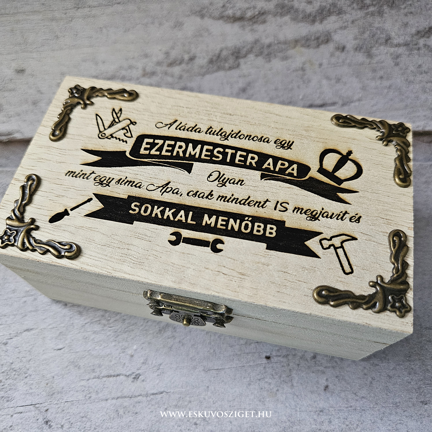 oromapa-bicska-zsebkes-gravirozott-fa-ajandek-eskuvo-koszontoajandek-svajcibicska