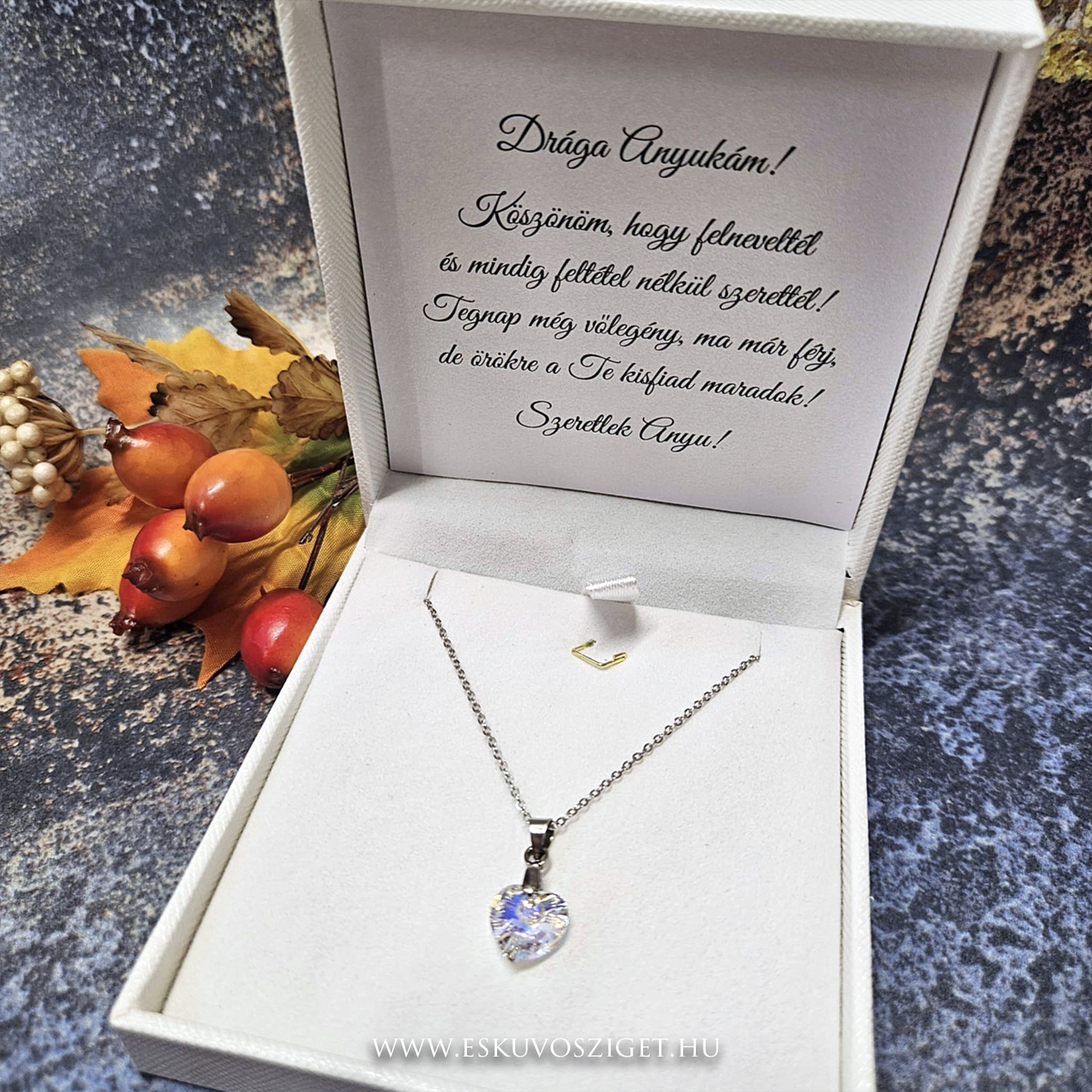 Örömanya szülőköszöntő női tanú és koszorúslány felkérő meghívó egyedi különleges ajándék ékszer esküvőre | Swarovski szív medálos nyaklánc díszdobozban egyedi üzenettel fehér dobozban