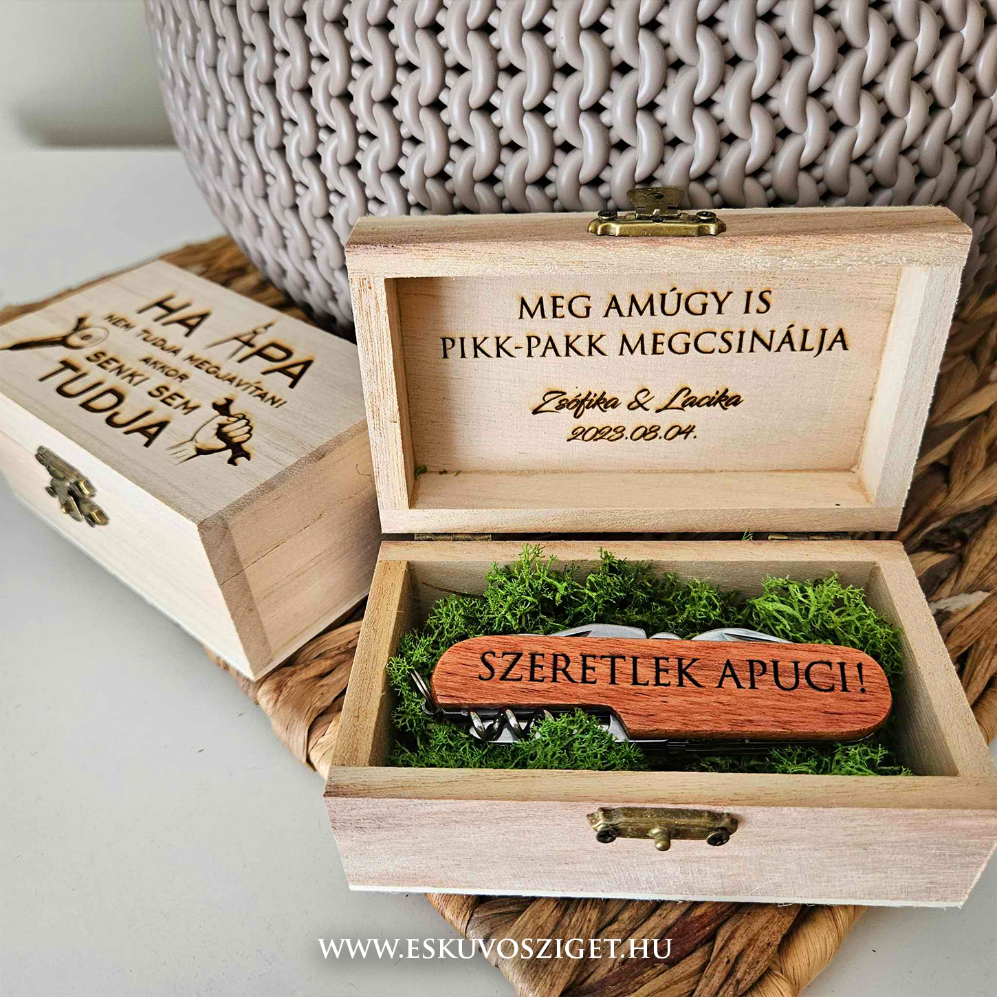 oromapa-bicska-zsebkes-gravirozott-fa-ajandek-eskuvo-koszontoajandek-svajcibicska