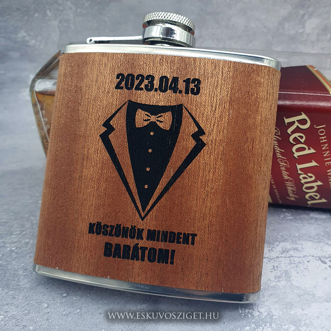 örömapa flaska szülőköszöntő és férfi tanúfelkérő meghívó egyedi különleges ajándék esküvőre | nagyszülő köszöntő | férfi tanúfelkérő ajándék | legénybúcsú ajándék | matt fekete egyedi lézergravírozott laposüveg | férfi esküvői ajándék | greenery | fa la