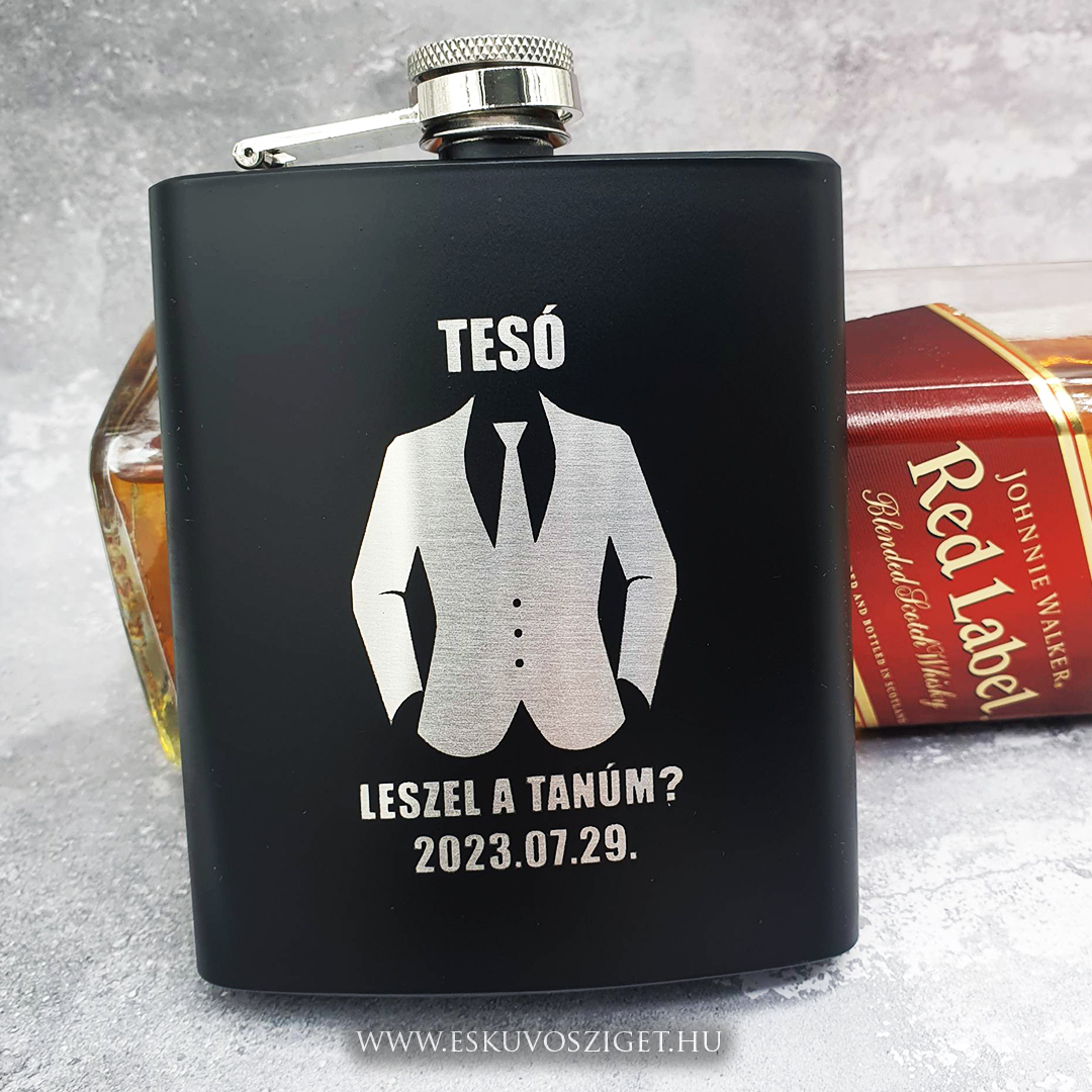 örömapa flaska szülőköszöntő és férfi tanúfelkérő meghívó egyedi különleges ajándék esküvőre | nagyszülő köszöntő | férfi tanúfelkérő ajándék | legénybúcsú ajándék | matt fekete egyedi lézergravírozott laposüveg | férfi esküvői ajándék