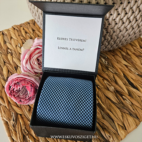 Örömapa szülőköszöntő nagyszülő köszöntő és férfi tanúfelkérő meghívó egyedi különleges ajándék esküvőre | csíkos nyakkendő díszdobozban